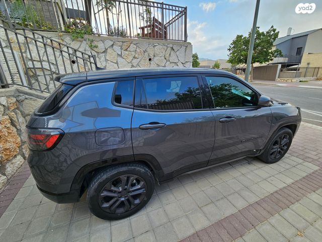 מודעת רכב ג'יפ קומפאס