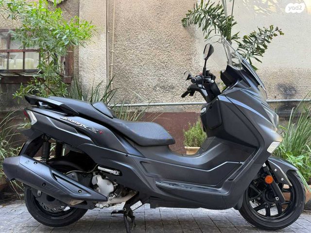 מודעת רכב סאן יאנג ג'וי-מקס Z-300