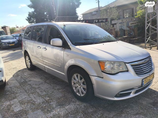 מודעת רכב קרייזלר גראנד וויאג'ר