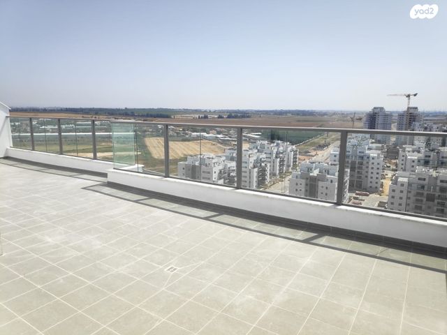 גג/ פנטהאוז, רחל המשוררת 6, נאות שמיר, יבנה