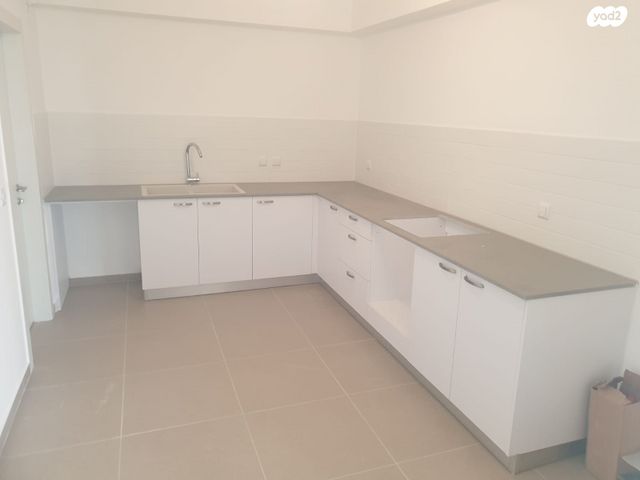 גג/ פנטהאוז, רחל המשוררת 6, נאות שמיר, יבנה