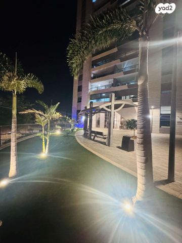 אברהם מחרז 16