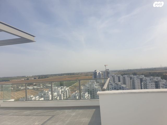 גג/ פנטהאוז, רחל המשוררת 6, נאות שמיר, יבנה