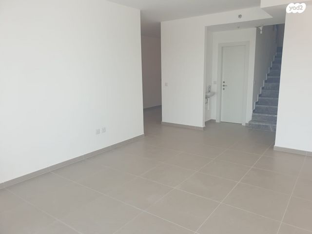 גג/ פנטהאוז, רחל המשוררת 6, נאות שמיר, יבנה