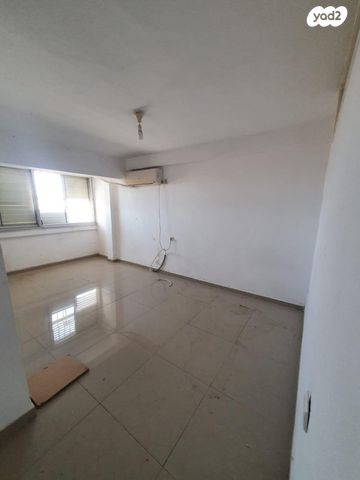 דירה, אבו חצירא 1068, שיכון ד, טבריה