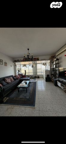 שדרות ג'יימס דה רוטשילד 8