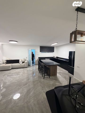 מרתף/ פרטר, הותיקים 10, גאולים, גאולים