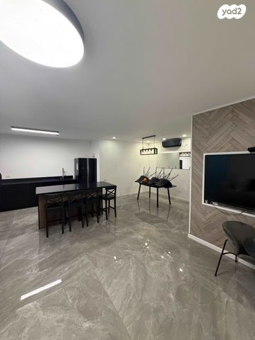 מרתף/ פרטר, הותיקים 10, גאולים, גאולים