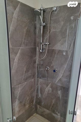 דירה, תשי"ג 19, פנחס ספיר, מגדל העמק