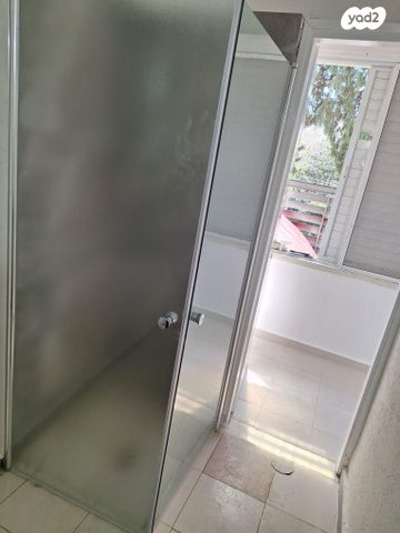 דירה, תשי"ג 19, פנחס ספיר, מגדל העמק