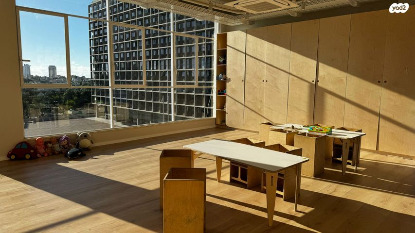 אבן גבירול 76