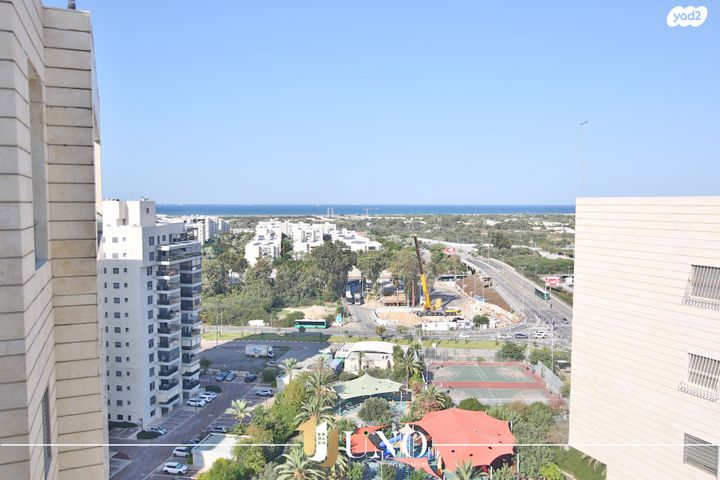 גג/ פנטהאוז, מנחם בגין 35, נווה גנים, קרית מוצקין