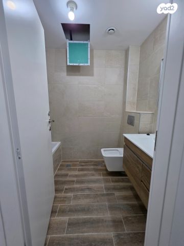 דירה, הנרקיסים, רכסים, רכסים