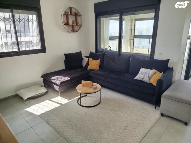 דירה, יונתן רטוש, פסגות אפק, ראש העין