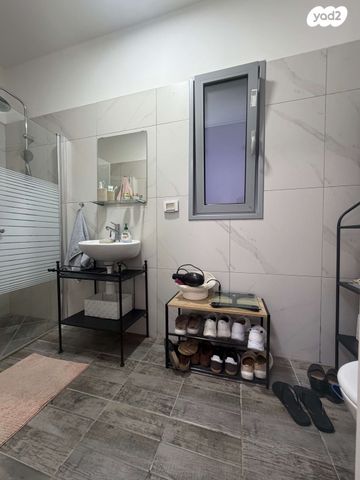 גג/ פנטהאוז, נעמי שמר, נאות אפק, אפקה, קרית ביאליק