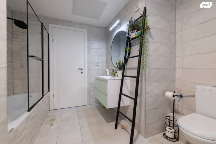 דירה, יעקב תמרי, חצרות המושבה, רחובות