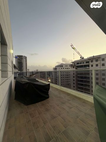 גג/ פנטהאוז, נעמי שמר, נאות אפק, אפקה, קרית ביאליק