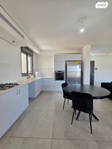 דירה, רמב"ם 5, רמב"ם, טירת כרמל