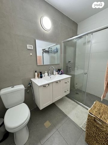 דו משפחתי, בנימין, האגרוף, עכו