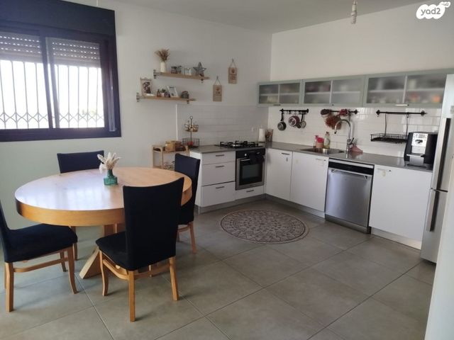 דירה, יונתן רטוש, פסגות אפק, ראש העין