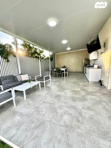 דו משפחתי, בנימין, האגרוף, עכו