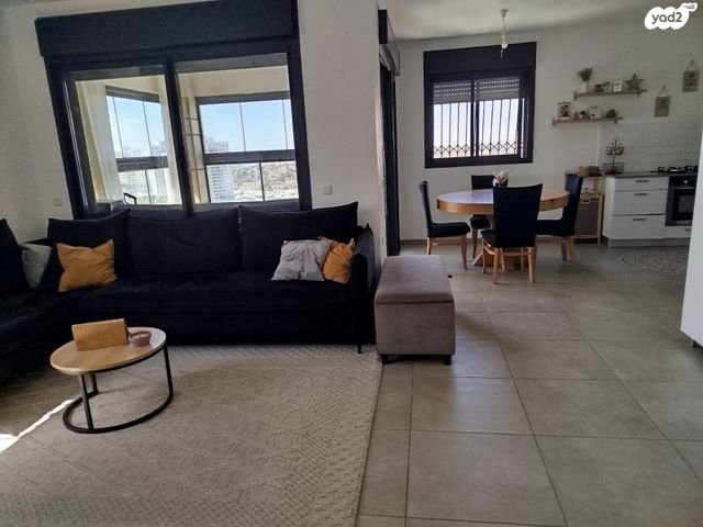 דירה, יונתן רטוש, פסגות אפק, ראש העין