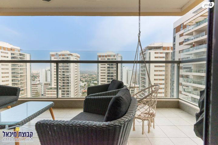 דירה, חיים הרצוג, פסגות אפק, ראש העין