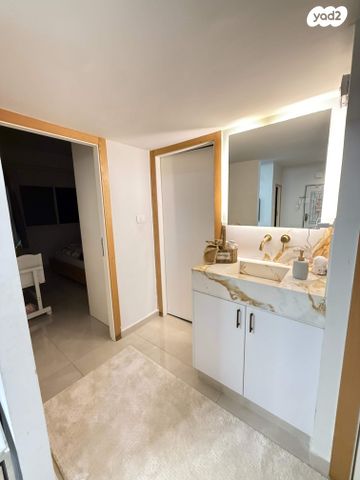 דירה, מרדכי אנילביץ', מרכז העיר, עכו