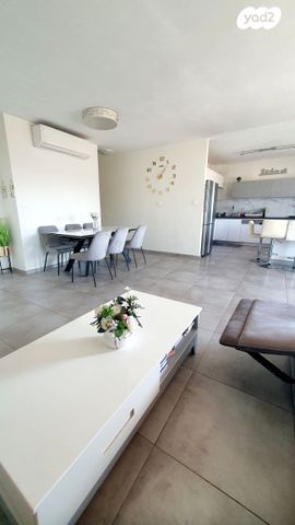 גג/ פנטהאוז, הצלף, צמח השדה, מעלה אדומים