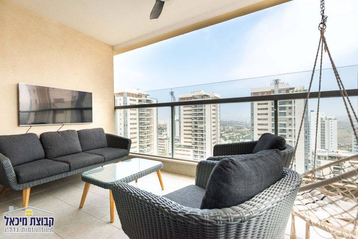 דירה, חיים הרצוג, פסגות אפק, ראש העין