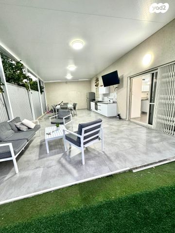 דו משפחתי, בנימין, האגרוף, עכו