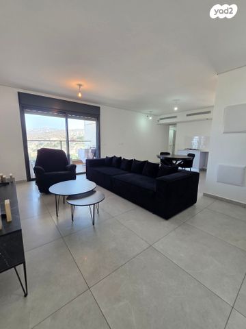 דירה, רמב"ם 5, רמב"ם, טירת כרמל