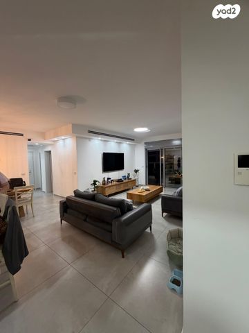 גג/ פנטהאוז, נעמי שמר, נאות אפק, אפקה, קרית ביאליק