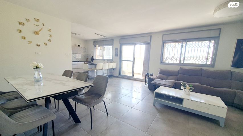 גג/ פנטהאוז, הצלף, צמח השדה, מעלה אדומים