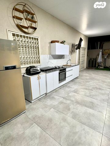 דו משפחתי, בנימין, האגרוף, עכו