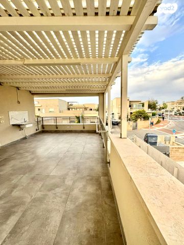 דו משפחתי, בנימין, האגרוף, עכו