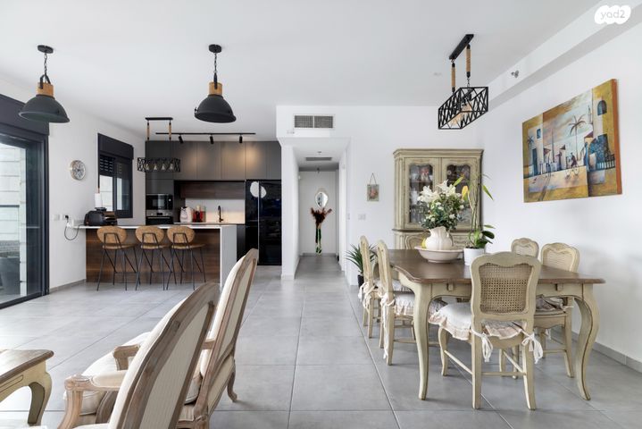 דירה, יעקב תמרי, חצרות המושבה, רחובות