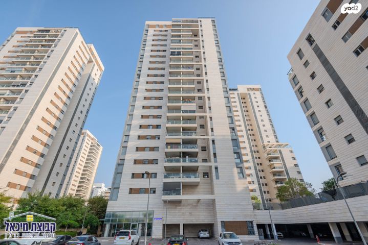 דירה, חיים הרצוג, פסגות אפק, ראש העין