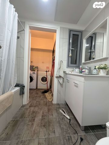 גג/ פנטהאוז, נעמי שמר, נאות אפק, אפקה, קרית ביאליק