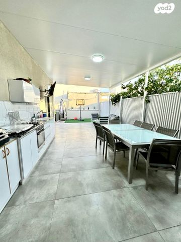 דו משפחתי, בנימין, האגרוף, עכו