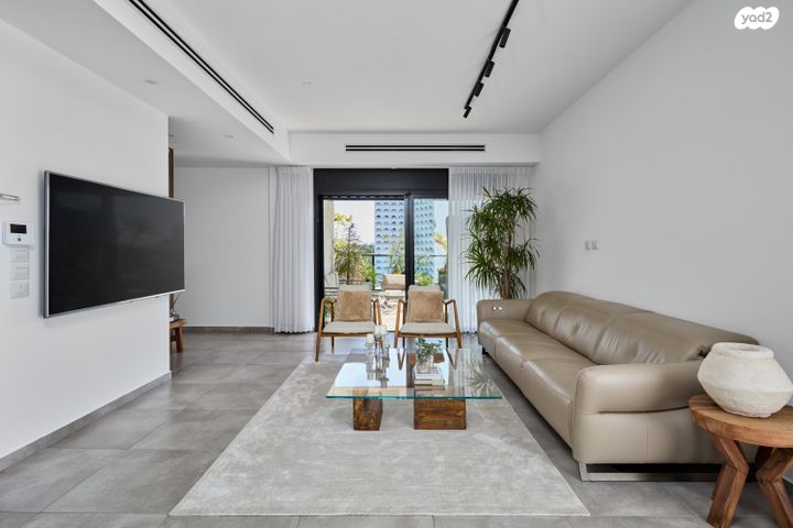 גג/ פנטהאוז, הגיבור האלמוני, תל אביב יפו