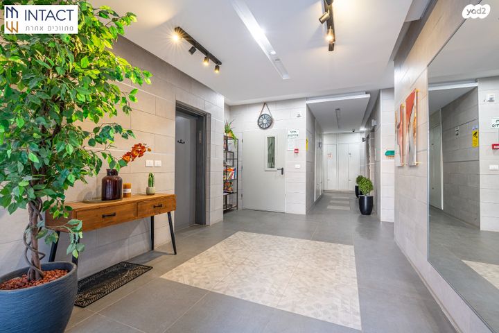 דירה, הפרחים, חריש