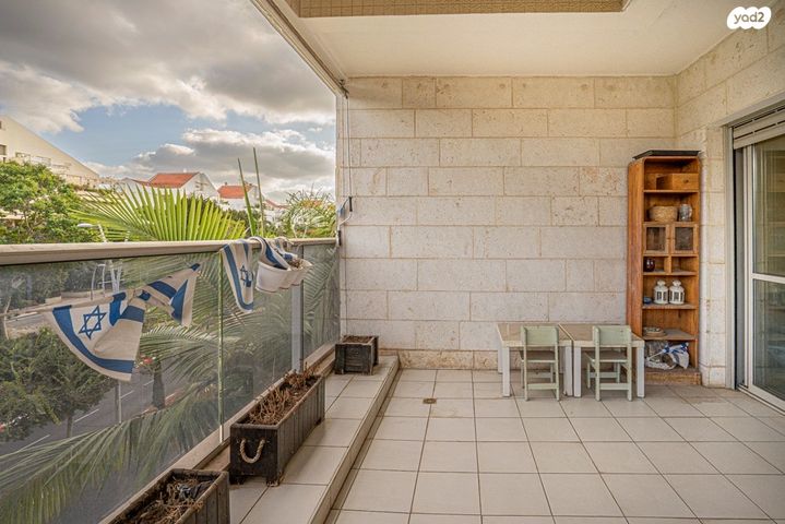 דירה, הזמר העברי, כפר סבא