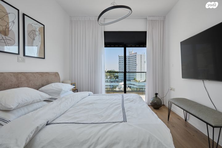 גג/ פנטהאוז, הגיבור האלמוני, תל אביב יפו