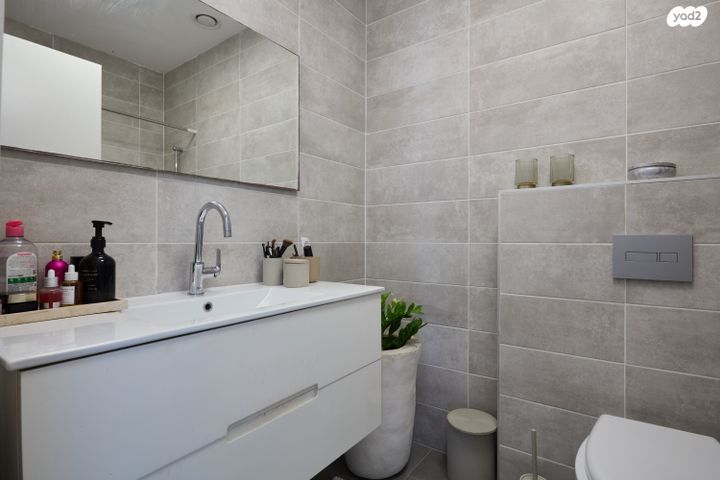 גג/ פנטהאוז, הגיבור האלמוני, תל אביב יפו