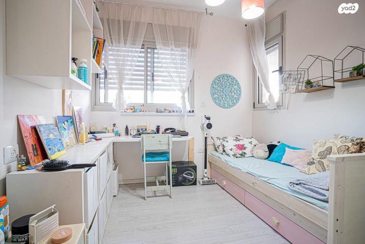 דירה, הזמר העברי, כפר סבא