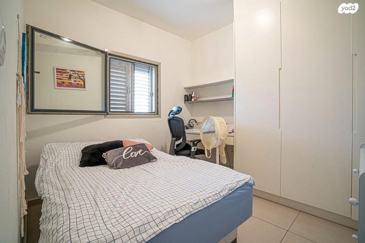 דירה, הזמר העברי, כפר סבא