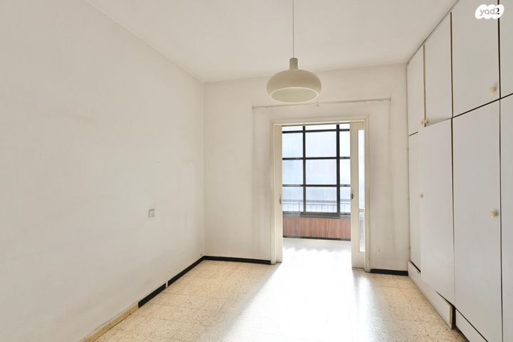 דירה, דרור, רמב"ם, ראשון לציון