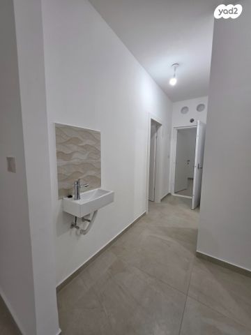 דירה, הנרקיסים, רכסים, רכסים