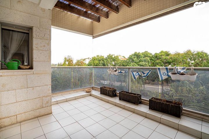 דירה, הזמר העברי, כפר סבא